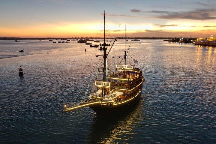 Piratendinercruise op Bali met traditionele Pinisi-boot