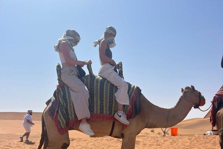 Morgendliche Wüstensafari in den Roten Dünen in Dubai mit Kamelritt