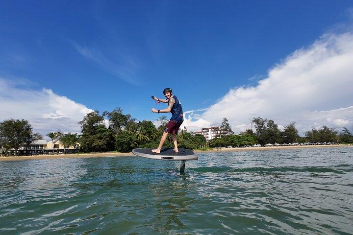 Expérience guidée privée d'e-foil sur la plage de Tanjung Aru