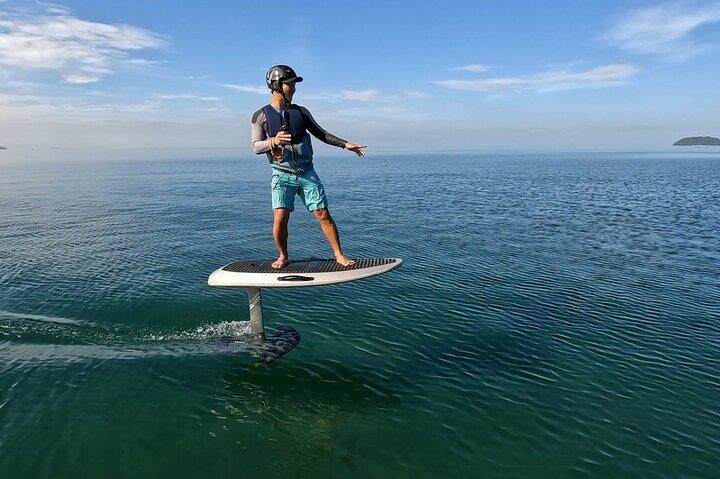 Expérience guidée privée d'e-foil sur la plage de Tanjung Aru