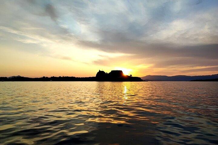 Cruzeiro privado ao pôr do sol em Corfu com iate à vela