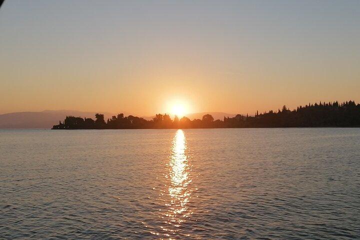 Cruzeiro privado ao pôr do sol em Corfu com iate à vela