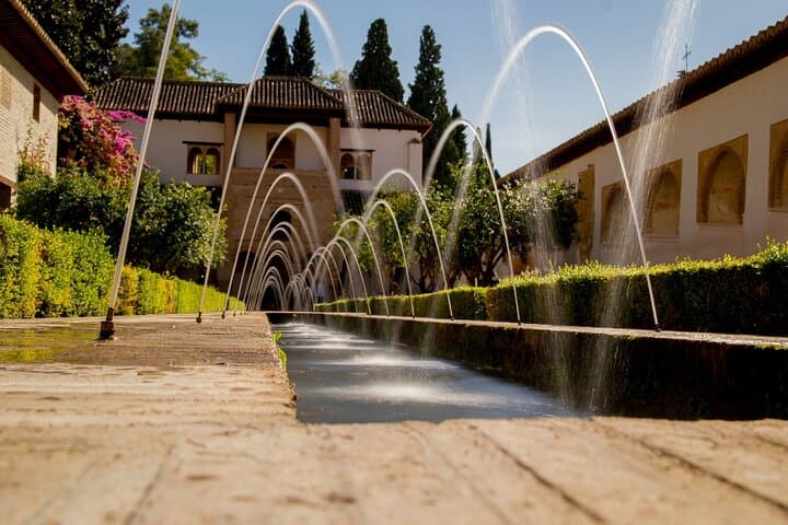 Guided tour of Alhambra and Generalife with Nasrid Palaces
