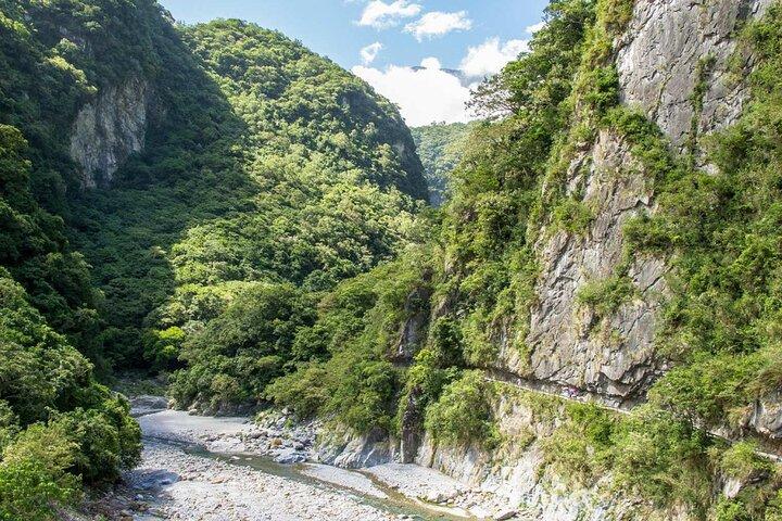 Taroko, Qingshui Cliffs : Liyu Lake & Hualien Zuckerfabrik Tour