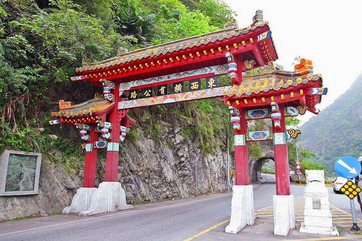 Taroko, Qingshui Cliffs : Liyu Lake & Hualien Zuckerfabrik Tour