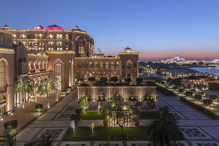 Stadtrundfahrt durch Abu Dhabi mit Ferrari World-Tickets ab Dubai