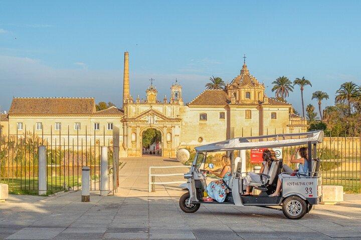Tour Exprés de Sevilla en Eco Tuk Tuk Privado con Guía Local