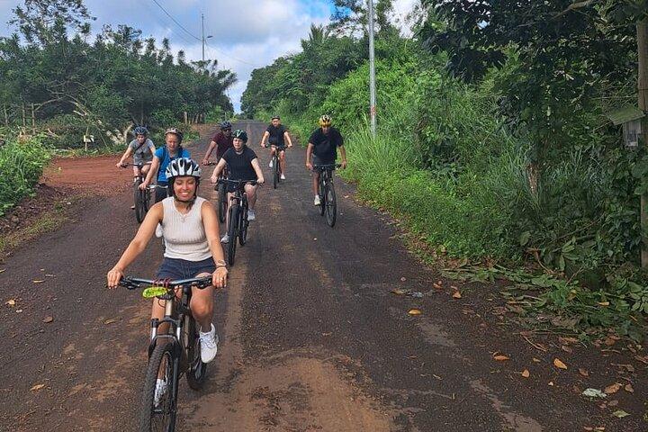 Fahrradtour zu Riesenschildkröten und Lavatunneln auf den Galapagosinseln