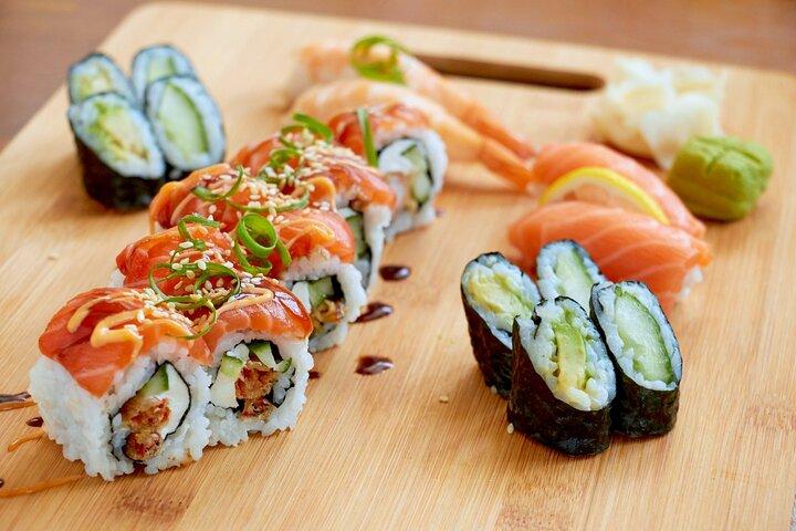 Divertente lezione di cucina sushi in un birrificio locale a Calgary