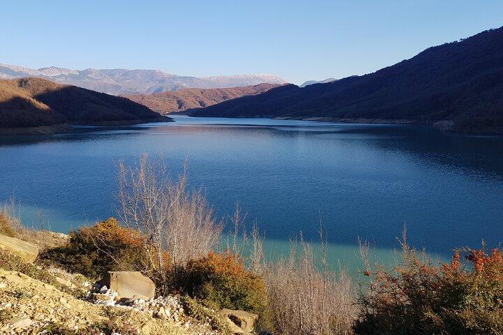 Avventura sul lago Bovilla: scopri la gemma nascosta vicino a Tirana