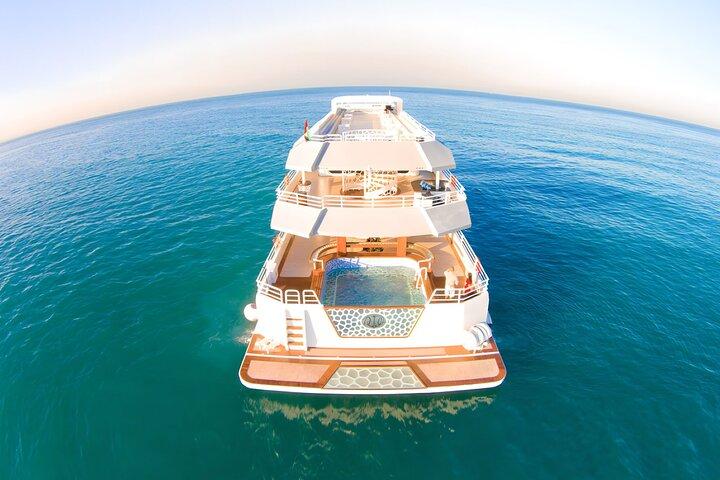 Incredibile yacht di lusso Dubai Marina con colazione