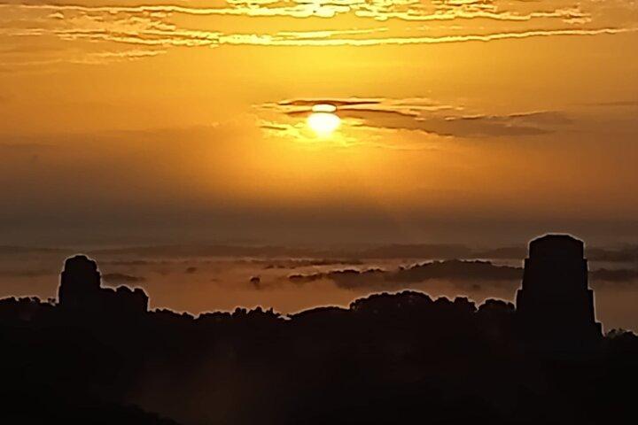 Ganztägige Tikal-Sonnenaufgangstour ab Flores und archäologische Tour