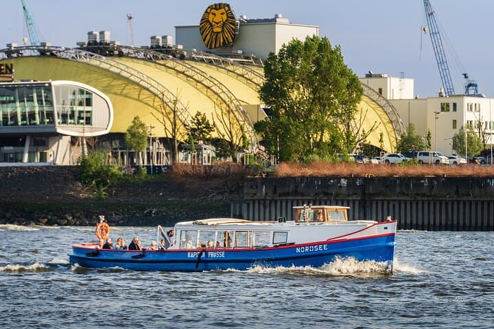 One hour long harbor tour in Hamburg