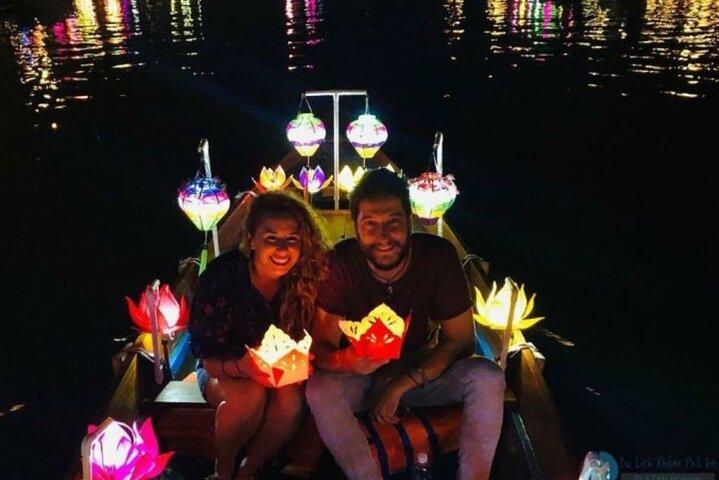 Hoai River Boat Trip by Night med Release Lantern