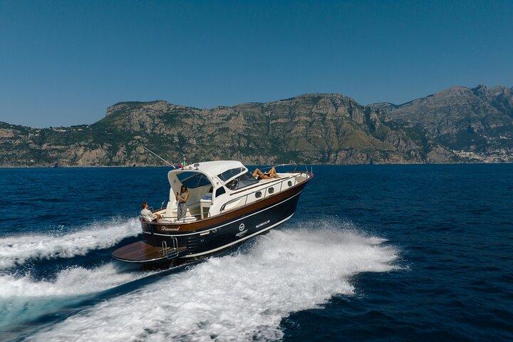 Privat Capri Day Tour fra Sorrento på en 38ft motorbåd