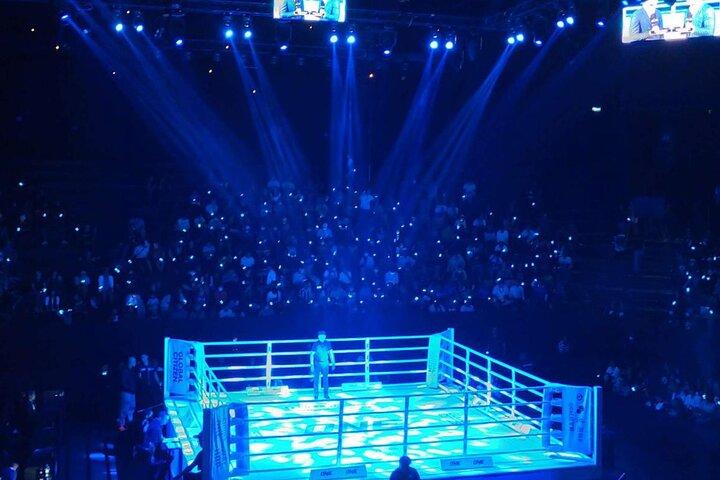 Middag, drinkar och fredagskväll Lumphini Muay Thai Experience