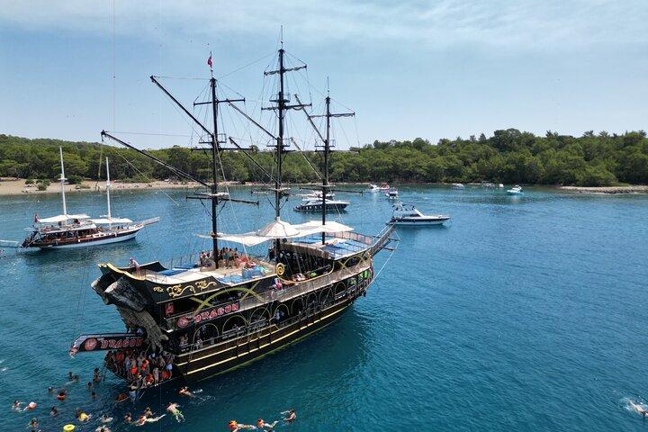 Kemer heldags piratbådtur med frokost og valgfri overførsel