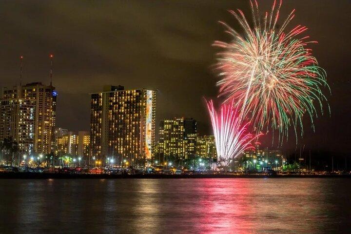 1 Hour Friday Night Fireworks Cruise w/ Complimentary Drinks