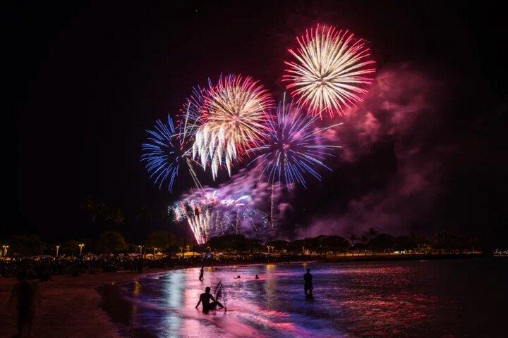 1 Hour Friday Night Fireworks Cruise w/ Complimentary Drinks