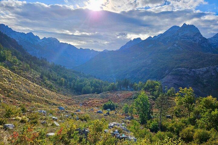Caminhada autoguiada: Theth, Valbona e Koman Lake em 3 dias