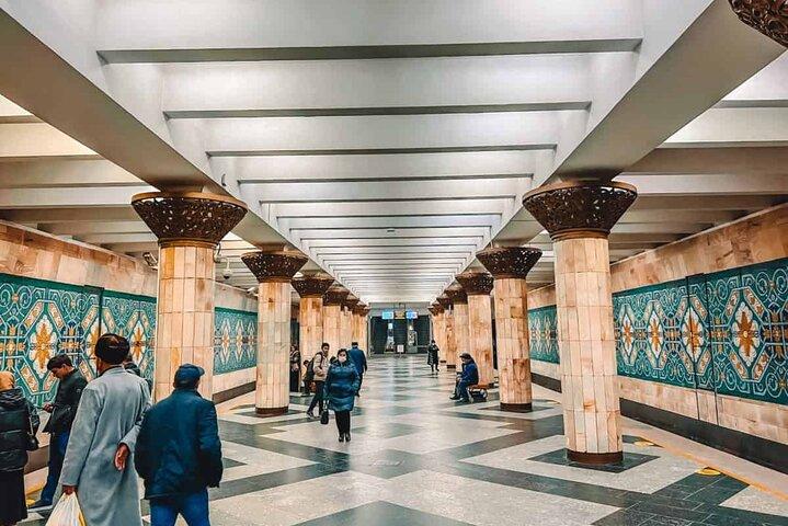 タシケントのソビエト建築(モダニズム)と地下鉄駅のツアー。