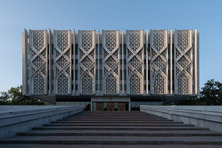 タシケントのソビエト建築(モダニズム)と地下鉄駅のツアー。