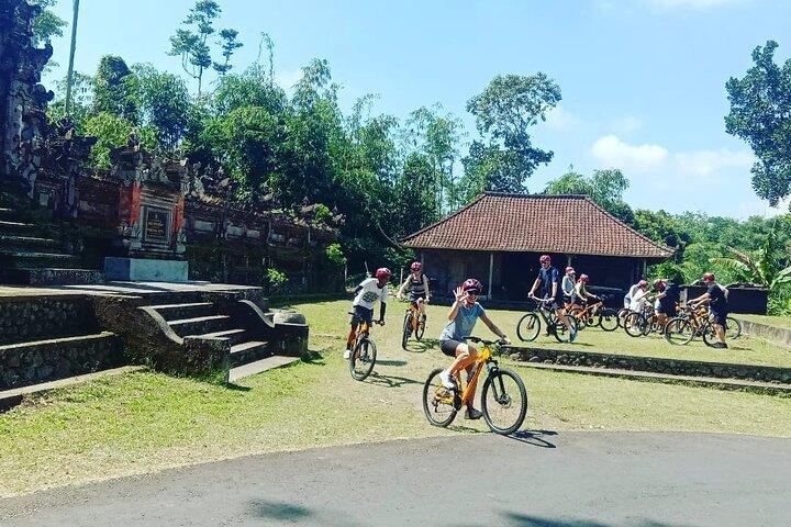 Downhill da Kintamani Cycling Tour condivisi a Ubud