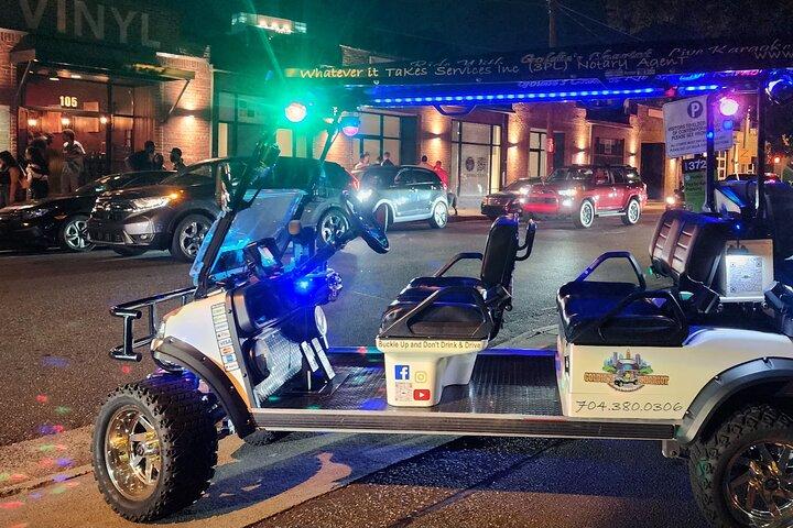 シャーロットのローリン ディスコ ボール ゴルフ カートでバー クロール
