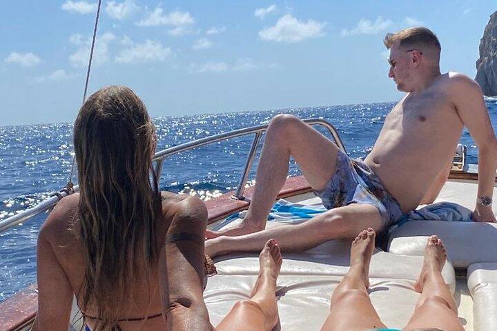 Giro in barca con bagno e limoncello, Per piccoli gruppi