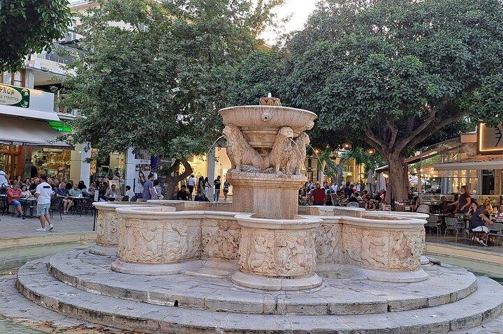 Visita guiada privada al palacio de Knossos y compras en la ciudad de Heraklion