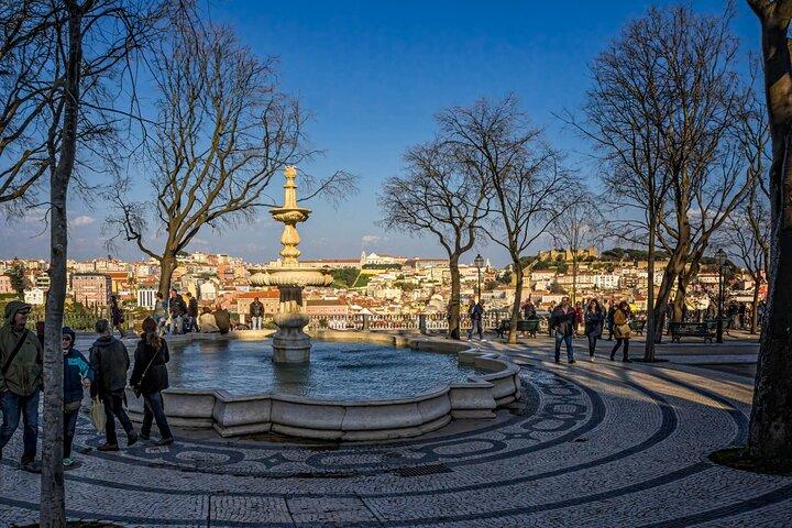 Lissabon Private Tour mit Tuktuk + Live Fado Dinner