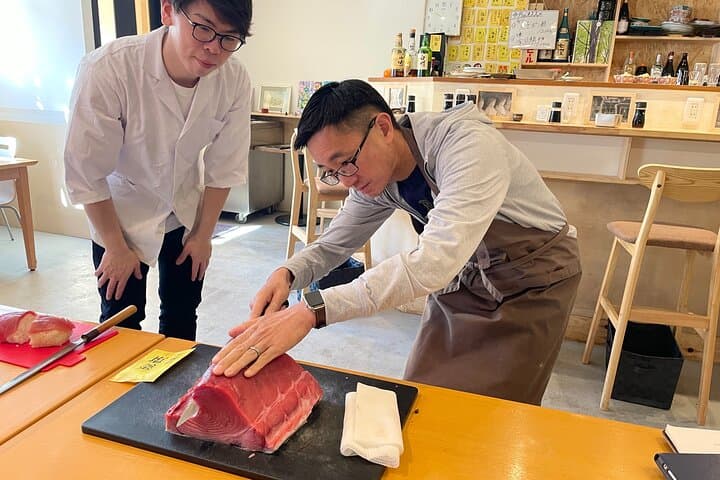 Master the art of Sushi : Toyosu Market Tour & Tuna Cutting