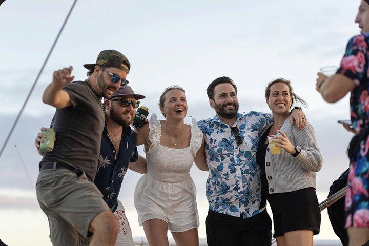 Belíssima 90 Minutos Catamarã Sunset Sail com Bebidas!