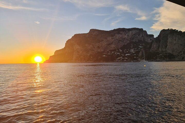 Tour privato in barca di 4 ore all'isola di Capri con degustazione di limoncello