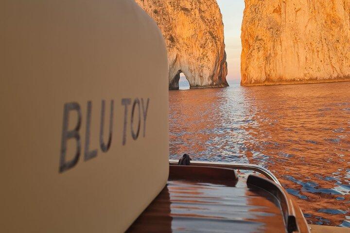 Tour privato in barca di 4 ore all'isola di Capri con degustazione di limoncello