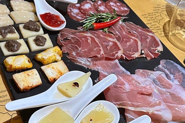 Rome: Trastevere Luxury Food tour with Free-Flowing Fine Wine