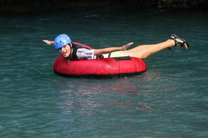 Tubing-Tour im Río Celeste und Tageskarte für Naturpool