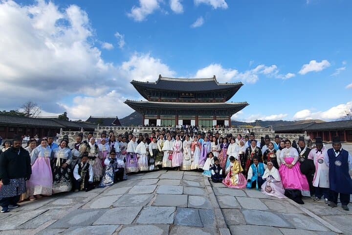 Walking Tour with Gyeongbokgung Palace, Bukchon, Insadong