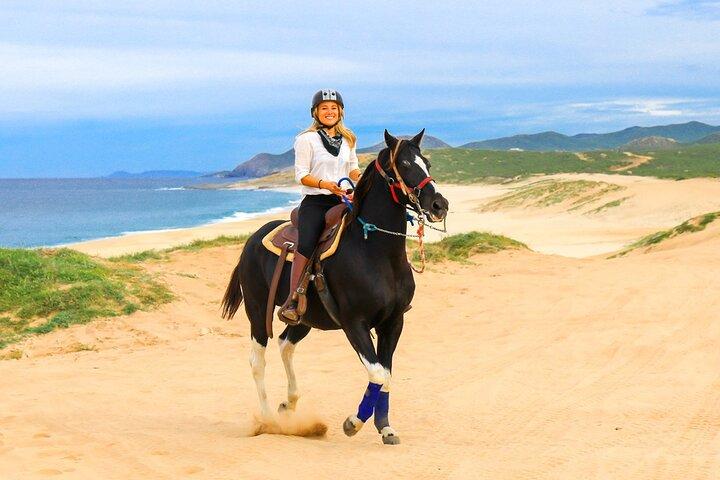 Spiaggia di equitazione e deserto a Cabo