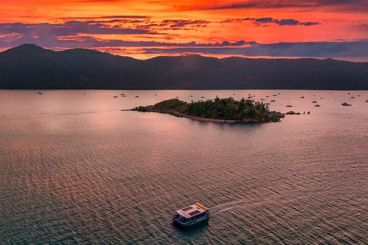 Tour panoramico al tramonto in barca con fondo di vetro di Airlie Beach