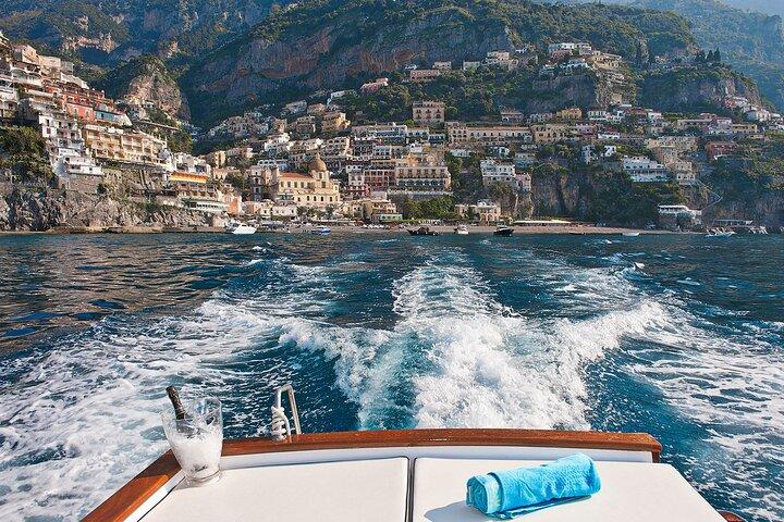 Positano: Excursão de barco em grupo pequeno com natação e bebidas