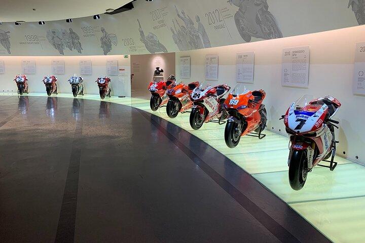 Heldagstur Ferrari Museum Pagani og Ducati Museums fabrikker