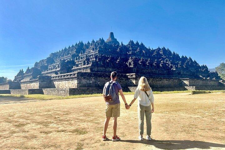 セトゥンブの丘からのボロブドゥールの日の出と大寺院ツアー
