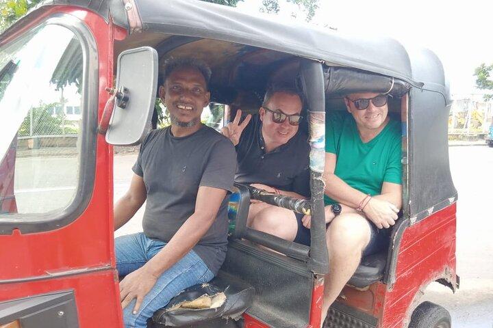Tour dello shopping in tuk tuk dal terminal passeggeri del porto di Colombo.