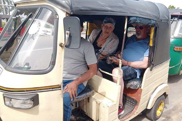 Tour dello shopping in tuk tuk dal terminal passeggeri del porto di Colombo.