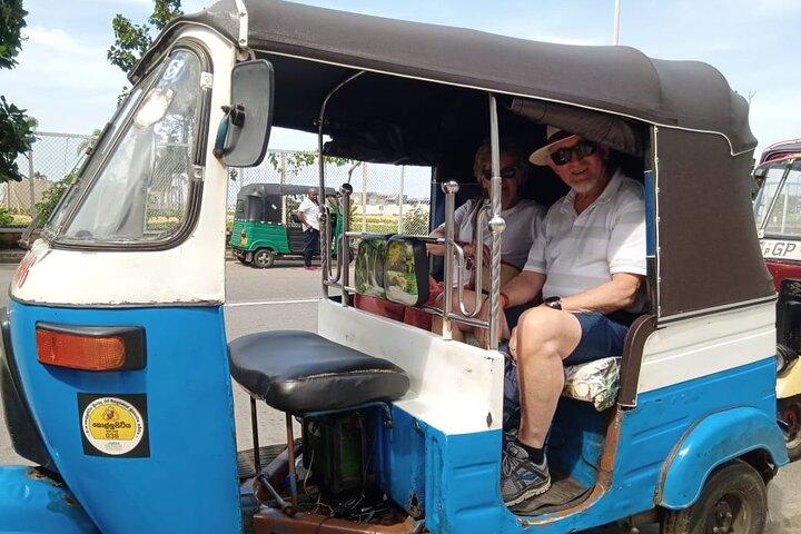 Tour dello shopping in tuk tuk dal terminal passeggeri del porto di Colombo.