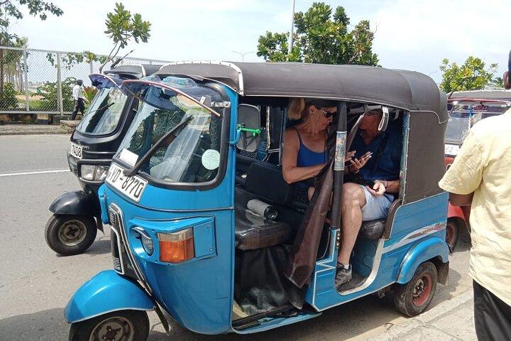 Tour dello shopping in tuk tuk dal terminal passeggeri del porto di Colombo.