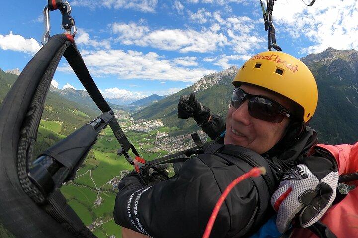 Voo de parapente em tandem com o campeão mundial e sua equipe, Vale de Stubai
