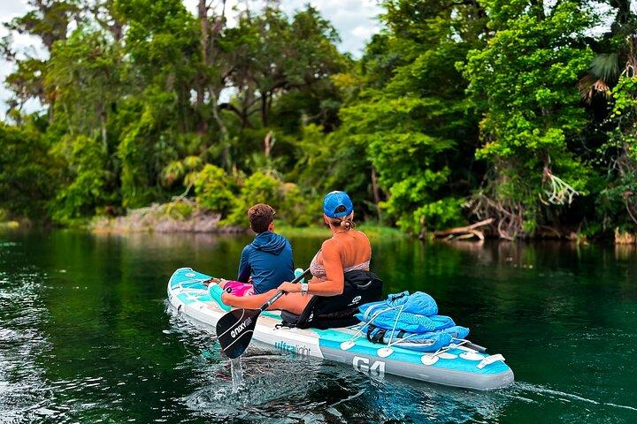 Paddleboard het heldere water van Rainbow Springs