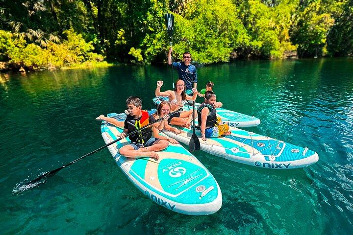 Paddleboard het heldere water van Rainbow Springs